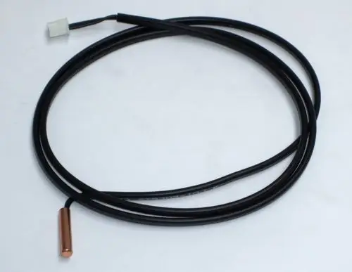 Temperaturfühler von Daikin mit einem langen Kabel und einem metallenen Sensorendstück. Der Stecker hat eine weiße Verbindung.